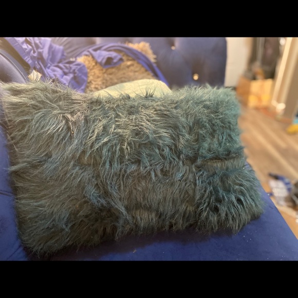 Throw pillows - Picture 4 of 5